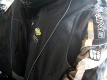 holding trophy airbag gilet gonfle face holding trophy airbag gilet gonfle face