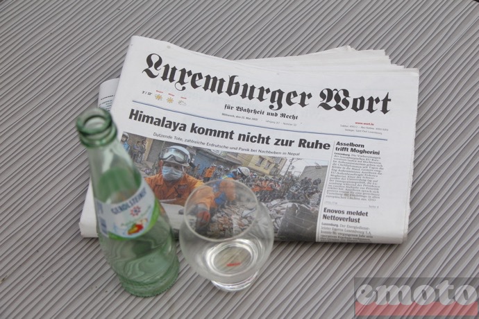 un jus de pomme petillant apfelschorle et journal quotidien national avec des articles en allemand et en francais mais pas en luxembourgeois