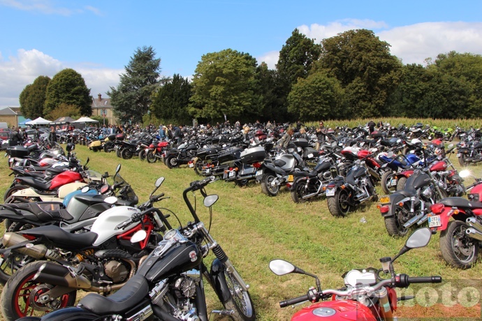 les motos alignees sur le parking de motors and soul 2015 a la ferme d armenon