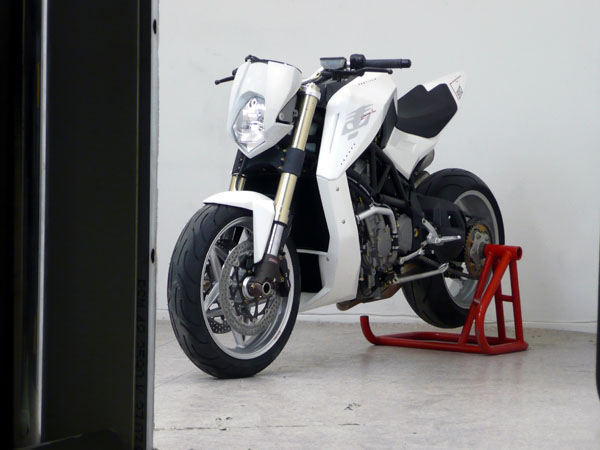 IMAGE(<a href="http://www.emoto.com/img/news/200803/4106/yacouba-mv-agusta-bestiale-2.jpg" rel="nofollow">http://www.emoto.com/img/news/200803/4106/yacouba-mv-agusta-bestiale-2.jpg</a>)