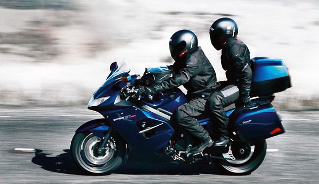nouvelle triumph sprint 1050 gran tourer action