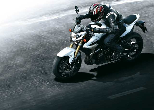 suzuki gsr 750 action1