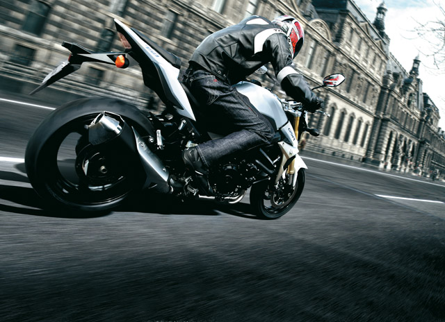 suzuki gsr 750 action2