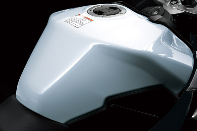 suzuki gsr 750 reservoir