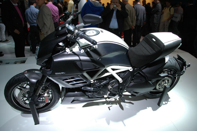 ducati diavel amg francfort stand mercedes profil