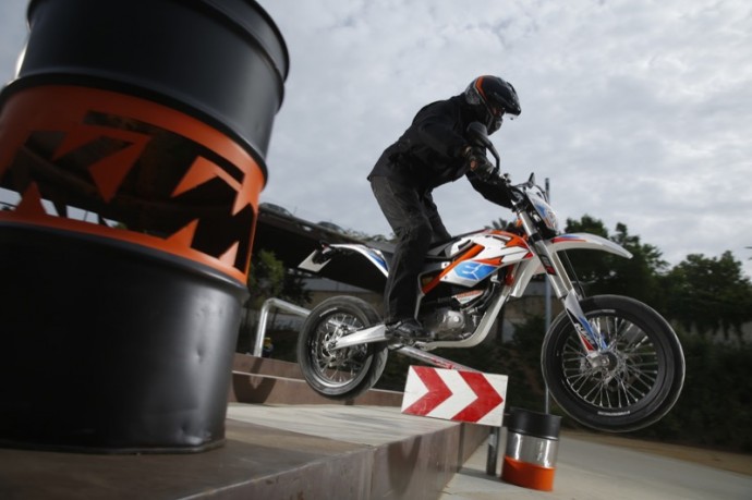 essai ktm freeride esm lors d une petite session dans un skatepark de barcelone essai ktm freeride esm lors d une petite session dans un skatepark de barcelone
