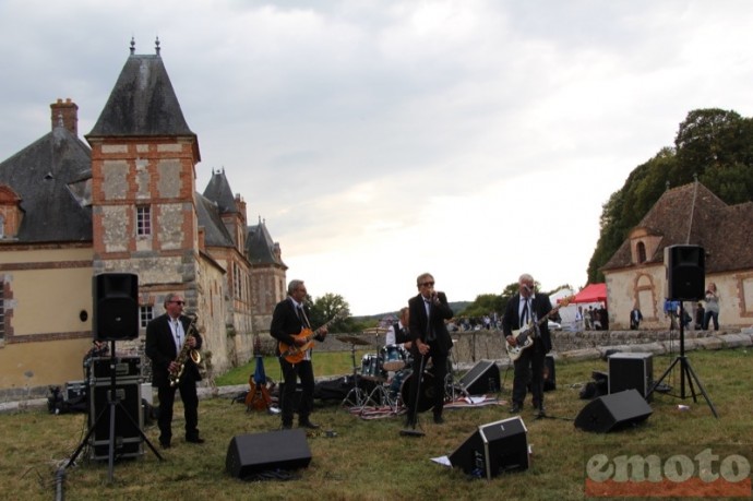 concert des badmen devant les douves du cha teu de neuville a gambais concert des badmen devant les douves du cha teu de neuville a gambais