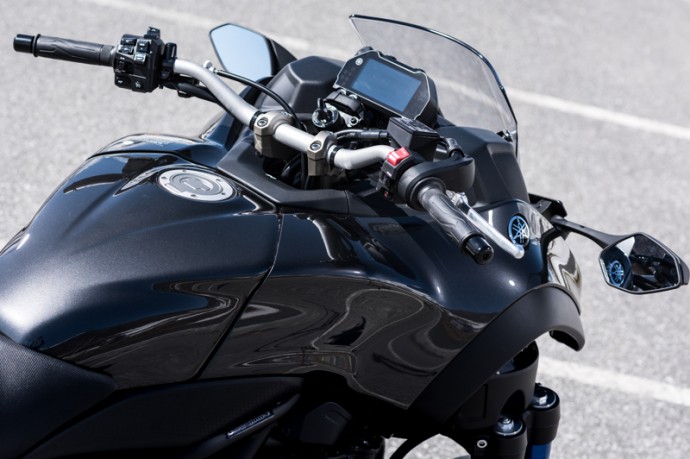 yamaha niken large carenage et petit saute vent yamaha niken large carenage et petit saute vent