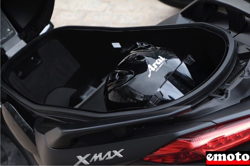 deux casques integraux tiennent sous la selle du xmax 300