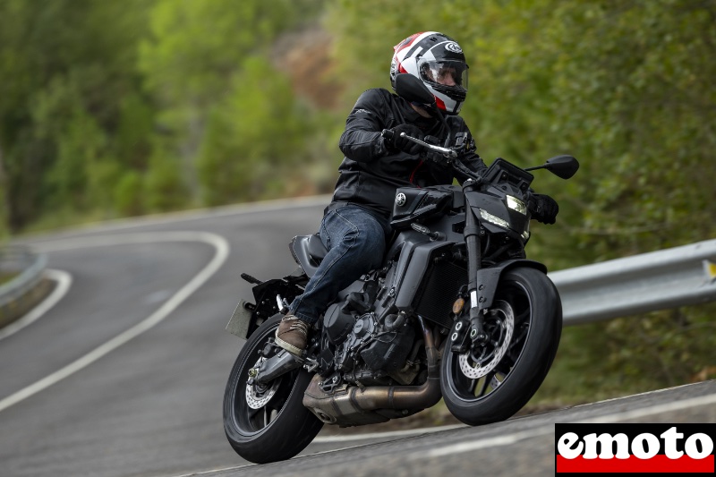 la yamaha mt 09 amt se mene comme une mt09 normale