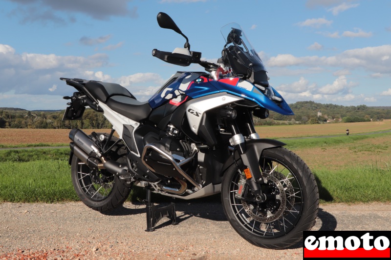 jolie presentation pour la r 1300 gs trophy et ses jantes a rayons