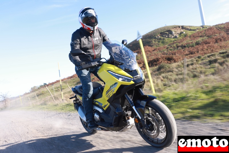 test rapide du honda x adv 750 sur les pistes debout sur les repose pieds c est bien