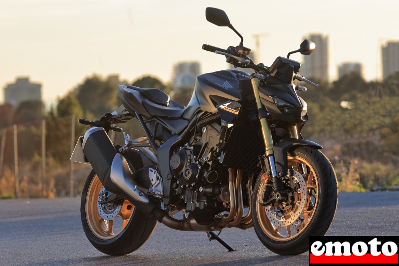 hornet 1000 remplace la cb1000r au catalogue avec un tout autre esprit