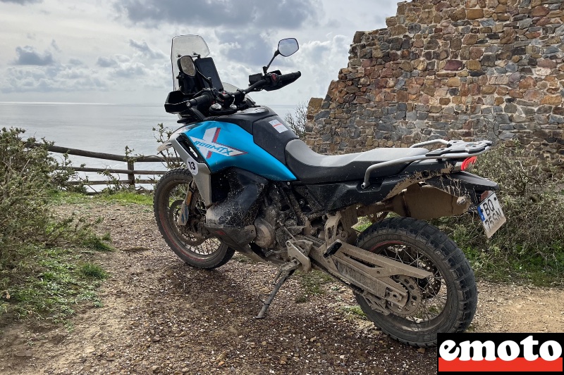 l avant de la moto est tres protecteur avec sa largeur jusque devant les pieds