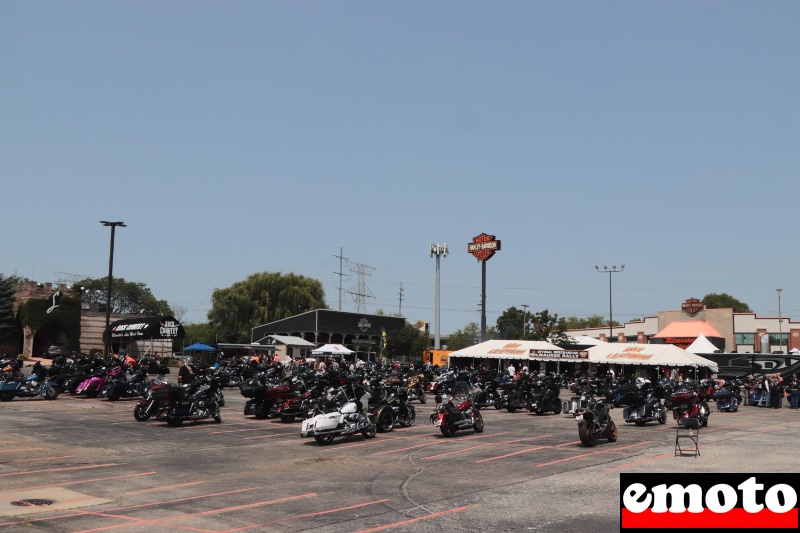 un club de country a gauche une scene permanente au fond et a droite le batiment de la concession milwaukee harley davidson