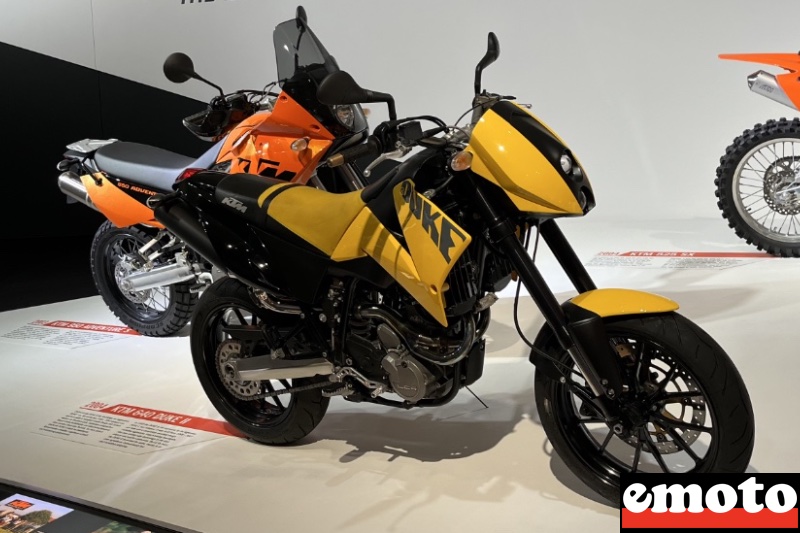 ktm 640 duke ii de 2004 et 950 adventure s de 2003 derriere