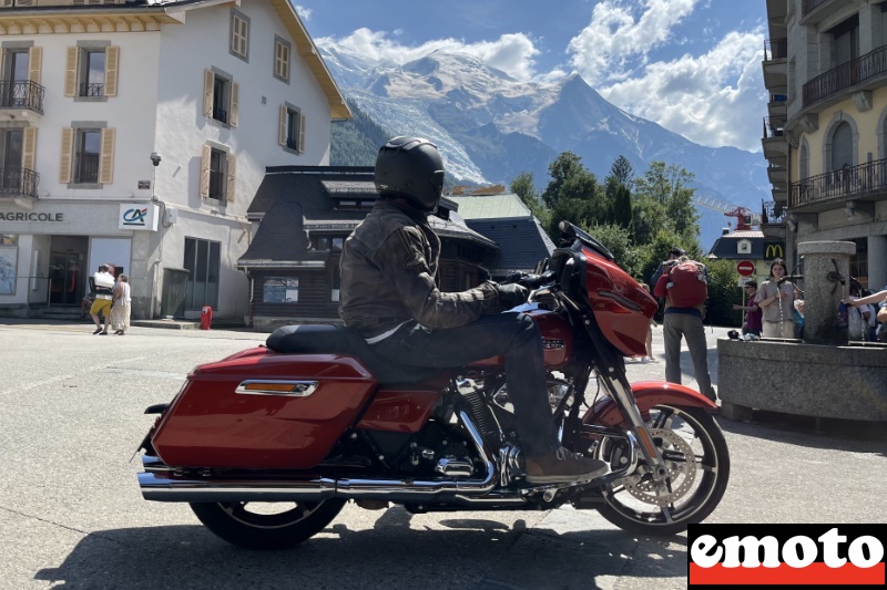 04 chamonix place du poilu avec le mont blanc au fonc