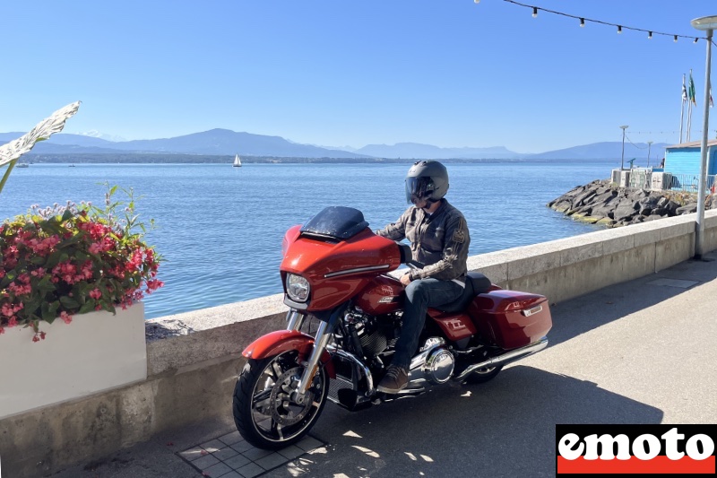 09 nyon en suisse quai louis bonnard avec les alpes au fond