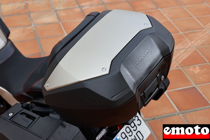 top case de 50 l pour deux casques integraux avec la garniture assortie a la couleur de la moto