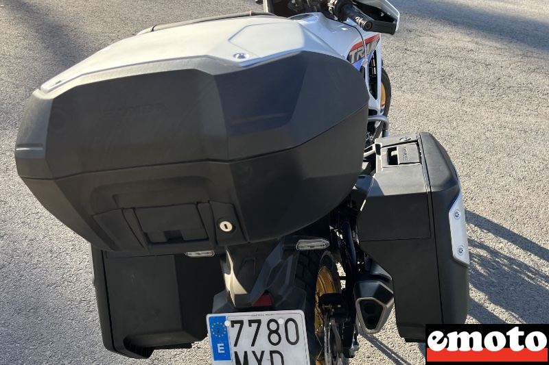 valises rigides de 33 l a gauche et 26 l a droite et top case de 50 l a 1970 avec les supports