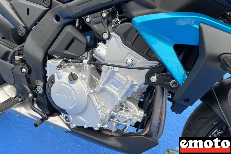 moteur 3 cylindres en ligne de 675 cm3 avec une course plus courte que chez triumph ou mv agusta